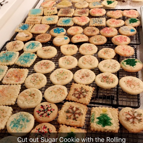 Pampered Chef Rolling Cookie Cutter and mini measuring cup - Picture 7 of 7